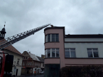Zabezpečení utržené střešní krytiny na domech na Českolipsku