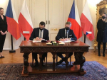 Premiéři Česka a Polska při podpisu dohody