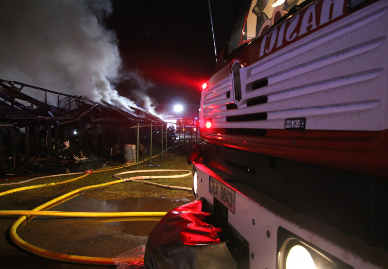 Požár dřevěného skladovacího objektu v Železném Brodě