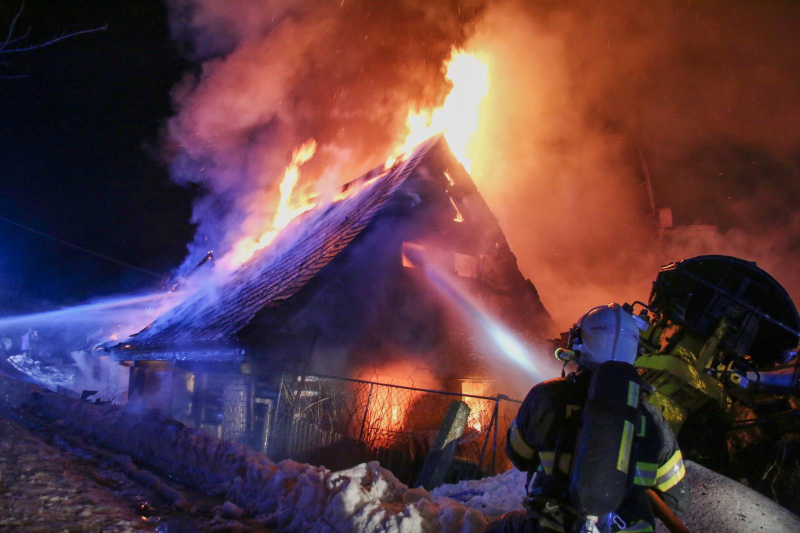 Požár rodinného domu v Plavech<br />Autor: HZS Libereckého kraje