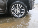 Nabourané auto Škoda Kodiaq na silnici mezi obcemi Loužnice a Držkov