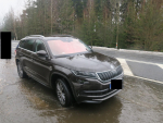 Nabourané auto Škoda Kodiaq na silnici mezi obcemi Loužnice a Držkov