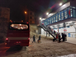 Noční příjezd evakuačního autobusu do Liberce