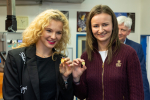 Tenistky Kateřina Siniaková a Barbora Krejčíková na slavnostní ražbě mincí z cyklu Olympijské hry v Tokiu