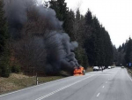 Požár osobního automobilu na silnici v Kořenově