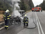Požár osobního automobilu na silnici v Kořenově