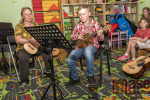 Malý koncert k příležitosti blížícího se Dne matek v Rodinném centru Maják v Tanvaldě