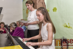 Malý koncert k příležitosti blížícího se Dne matek v Rodinném centru Maják v Tanvaldě