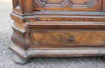 Barokní rozkládací skříň - detail poškození spodní části