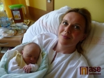 Terezka Vlachová v náručí své maminky Martiny Eiseltové, která přišla na svět 30. května 2011.