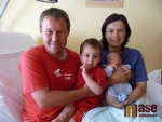 Rodina Šiftova v náručí s malým Matějem Šiftou narozeným 29. května 2011.