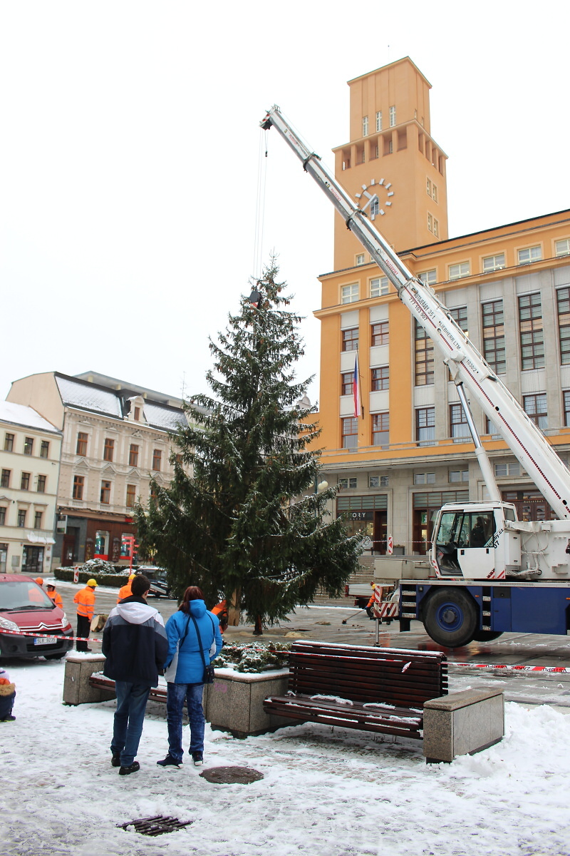 Vánoční strom je už přivezený na jablonecké Mírové náměstí
