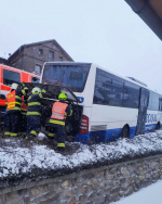 Hasiči po sobotním sněžení odstraňují stromy a vytahují auta