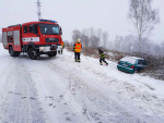 Hasiči po sobotním sněžení odstraňují stromy a vytahují auta