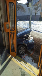 Srážka tramvaje s osobním autem v ulici Dlouhomostecká ve Vratislavicích nad Nisou