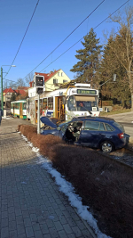 Srážka tramvaje s osobním autem v ulici Dlouhomostecká ve Vratislavicích nad Nisou
