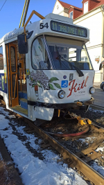 Srážka tramvaje s osobním autem v ulici Dlouhomostecká ve Vratislavicích nad Nisou