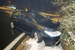 Opilý řidič narazil v Jablonci do středu kruhového objezdu