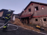 Hasiči zachraňovali při požáru domu v Držkově i krávy