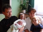 Rodina Jakubičkova v náručí s novým členem rodiny. Pavlík přišel na svět 7. června ráno.