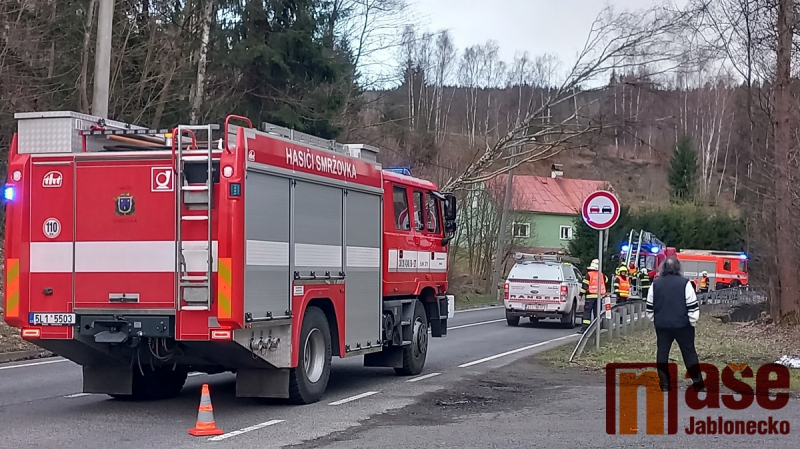 Spadlý strom na dráty elektrického vedení ve Smržovce uzavřel na hodinu silnici I/14