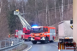 Spadlý strom na dráty elektrického vedení ve Smržovce uzavřel na hodinu silnici I/14