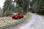Vykradené auto na pozemku u lesa v Zásadě