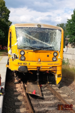 Srážka osobního vlaku s bagrem na nákladním autě ve Stráži nad Nisou
