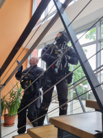 Cvičení prvosledových hlídek policistů a dalších složek IZS v jabloneckém Eurocentru
