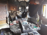 Zásah hasičů u požáru střechy a bytu řadového finského domku