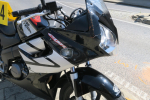 Nehoda motocyklistky na náměstí ve Smržovce