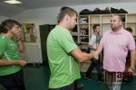 Majitel klubu Miroslav Pelat vítá v kabině Jakuba Štochla.