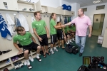 Majitel klubu Miroslav Pelta vítá hráče v kabině před zahájením přípravy.