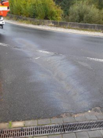 Úniklé provozní kapaliny na několika místech jabloneckých silnic