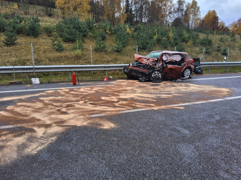Nehoda osobního auta a nákladního na silnici I/14 v Liberci Kunraticích