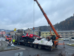 Nehoda nákladního automobilu převážejícího rolbu v Tanvaldě