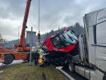 Nehoda nákladního automobilu převážejícího rolbu v Tanvaldě