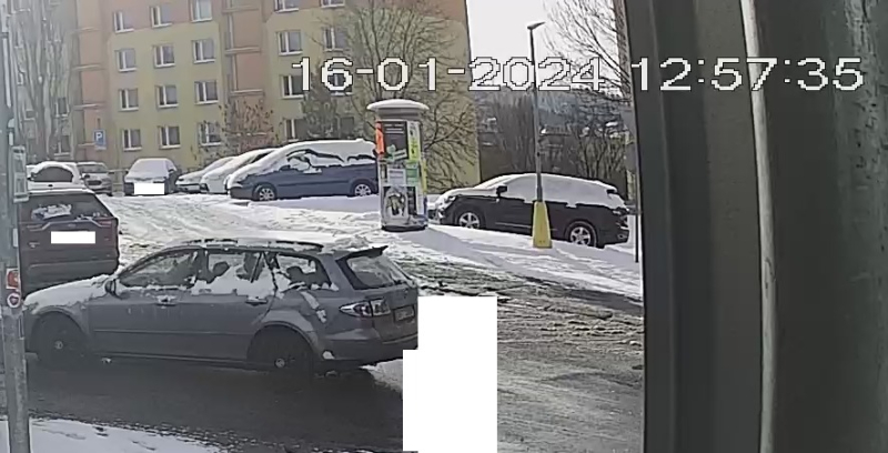 Místo nehody a zachycené auto na kamerách v jablonecké ulici Komenského