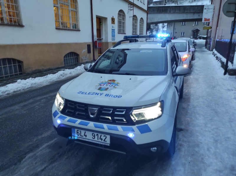 Policisté a strážníci v Železném Brodě se společně zaměřili na ochranu veřejného pořádku<br />Autor: Archiv Policie ČR