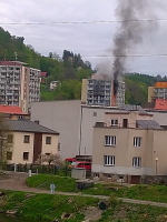 Požár panelového domu v Železném Brodě