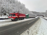 Požár čtyřkolky i zapadlý autobus. Hasiči mají za sebou náročný víkend