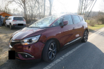 Havarované auto na úzké silnici u penzionu Bartošova pec