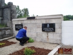 Starosta Smržovky Marek Hotovec pokládá květiny na hrob rodiny Weiskopfových.