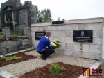 Starosta Smržovky Marek Hotovec pokládá květiny na hrob rodiny Weiskopfových.