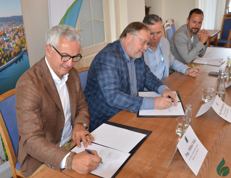 Jablonec nad Nisou připravuje rozsáhlý projekt komunitní energetiky. Fotovoltaické elektrárny a bateriová úložiště za 165 milionů korun dodá společnost ENERG-SERVIS, a. s., člen skupiny ČEZ. Vítěz vzešel z veřejného výběrového řízení vyhlášeného Jabloneck