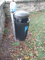 Posprejované okolí kostela v Železném Brodě