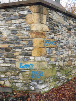 Posprejované okolí kostela v Železném Brodě