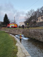 Záchrana auta z řeky Nisy v Proseči nad Nisou