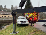 Záchrana auta z řeky Nisy v Proseči nad Nisou