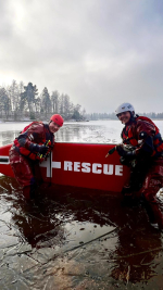 Záchrana kachny na přehradě ve Mšeně